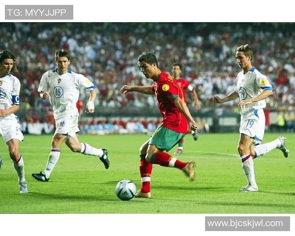 2号球星的传奇之路 从青涩少年到全球足球巨星的崛起与荣耀