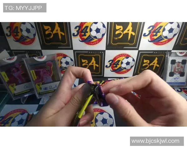 足球球星卡手雷盒世界杯更衣卡屋打造足球文化新体验